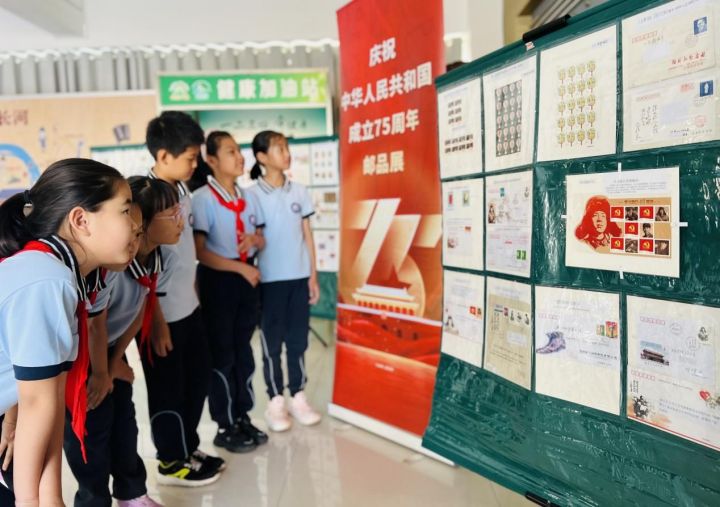 威海市北竹島小學(xué)舉行“方寸伴我行，祖國(guó)在心中”紅色主題郵展